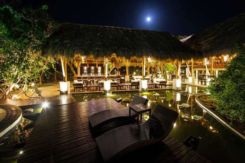 In Jungle beach ligt het restaurant naast het zwembad<br>